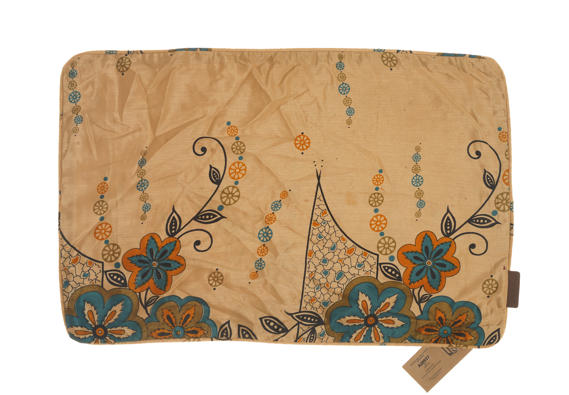 Kissenbezug aus Seide im Sari-Stil, 60 x 40 cm, mit sandfarbenem Grundton und farbenfrohem orientalischem Muster aus türkisfarbenen, blauen und orangen Blumen und geschwungenen Linien.