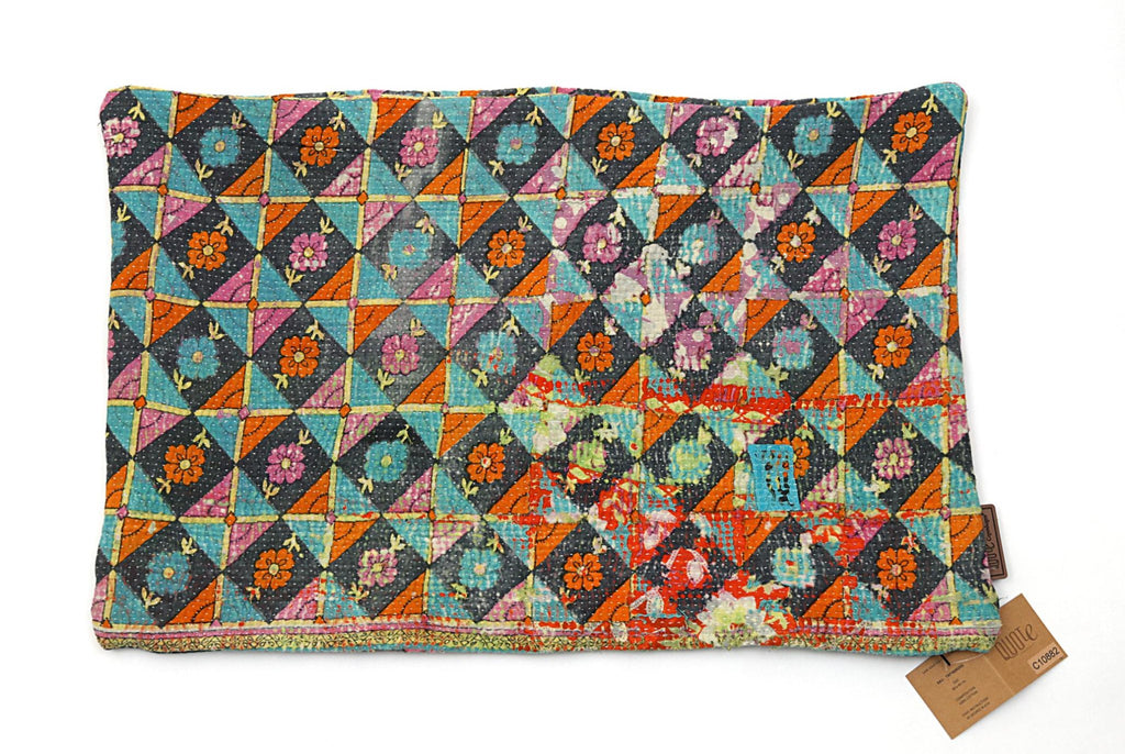 Et Sari Kantha pudebetræk med farverige, geometriske mønstre og blomster i nuancer af orange, blå, lilla og grøn. Vælg puden for dens unikke håndsyede design, der tilføjer karakter og charme til ethvert rum. Størrelse: 60 x 40 cm.