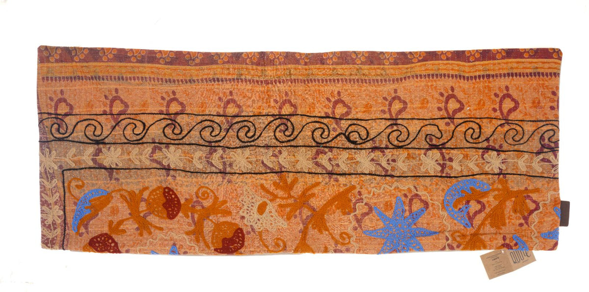 Einzigartiger Suzani-Kissenbezug (50 x 50 cm) mit orangefarbenen und braunen Bändern, violetten Windungen und großen blauen Blüten im orientalischen Boho-Stil.