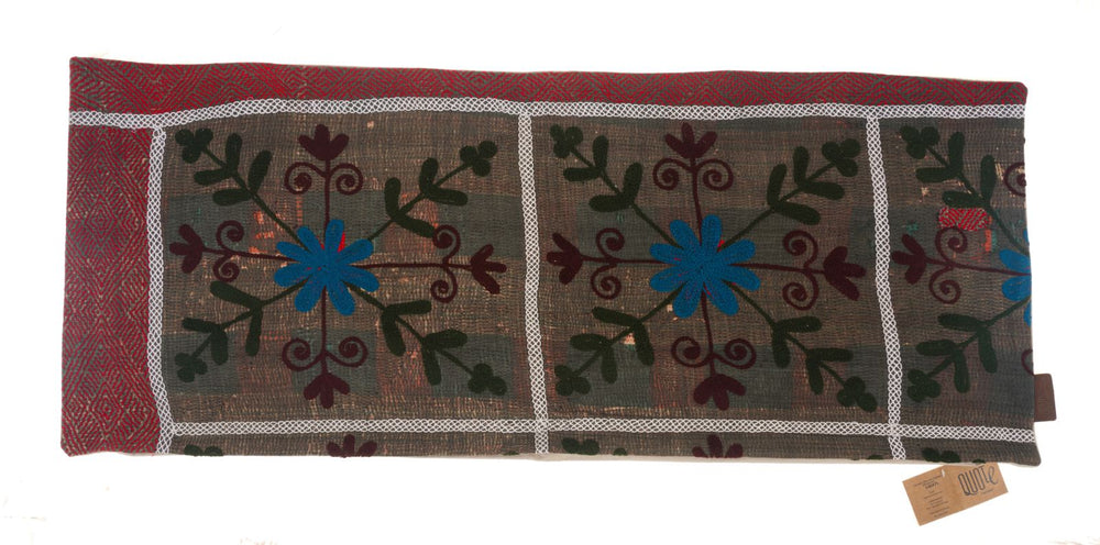 Suzani Kissenbezug 50x50 cm im Vintage-Boho-Stil mit rotem Chevron-Rand und braungrauem Hintergrund mit bunten Blumen auf blauen und dunkelgrünen Feldern und weißen Bändern