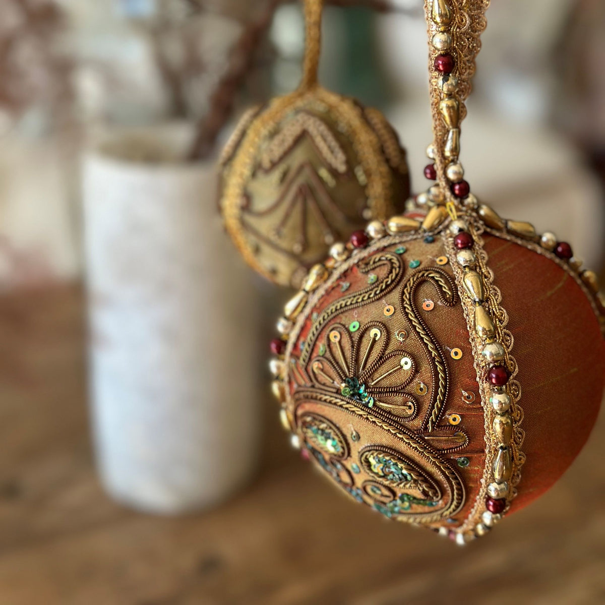 Denne håndlavede julepyntskugle, dekoreret med glitrende palietter og broderi, bringer et festligt og luksuriøst præg til ethvert juletræ. Perfekt til at skabe en varm og indbydende atmosfære.