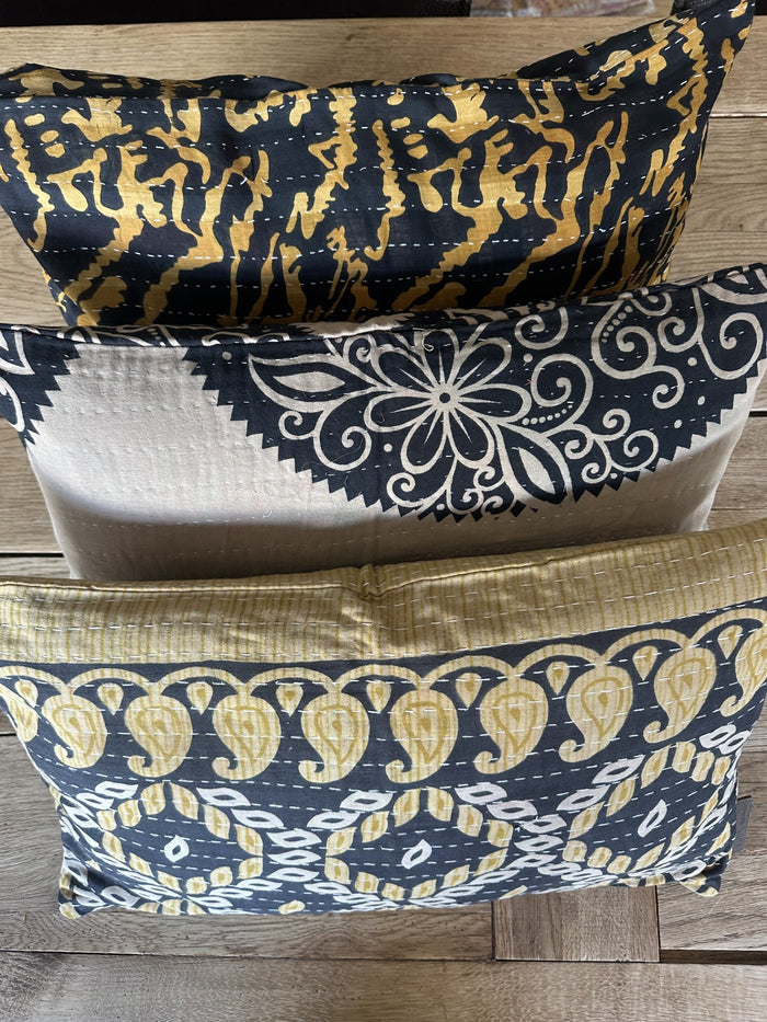 Kantha Trio 02 – 3 Sari pudebetræk 30×50 – Quote Copenhagen