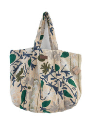 Cremefarvet broderet tote-taske med blåt og grønt blomstermønster og bløde skulderhåndtag