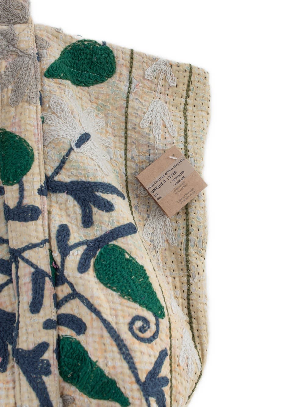 Vintage Suzani Kantha strandtaske i cremefarvet bomuld med håndbroderet blomsterdesign, nærbillede af grønne blade og hvide blomster