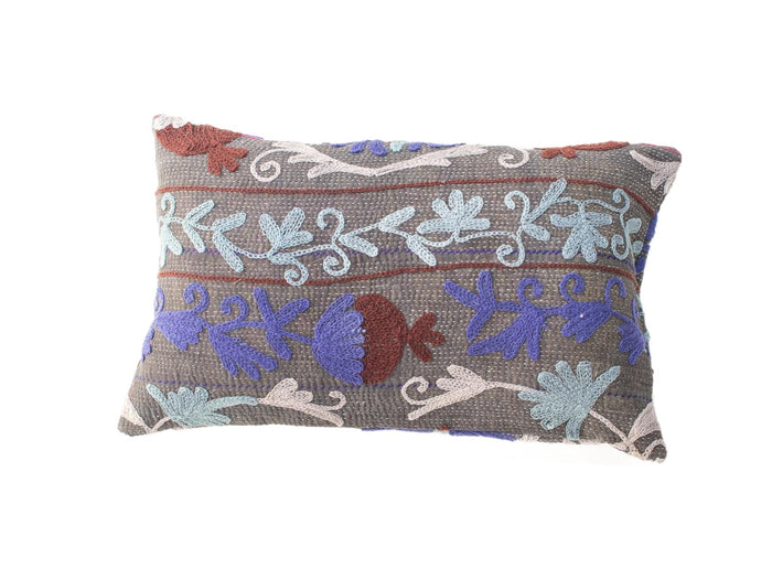 Einzigartiger Suzani-Kissenbezug (30 x 50 cm) in Graubraun mit farbenfroher Blumenstickerei in Blau, Lila, Terrakotta und im Boho-Oriental-Stil, auch als Sari-Kissen geeignet.
