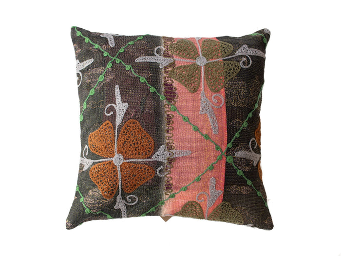 Einzigartiger Suzani-Kissenbezug (50 x 50 cm) im Sari-Stil mit dunklem Grundton, farbenfrohen Herz- und Blattmotiven, grünen Ranken und gestickten Vintage-Boho-Details