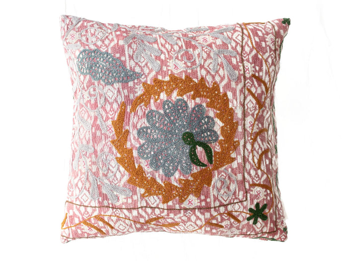 Einzigartiger Suzani-Kissenbezug 50x50 mit rosa Grundton, grauen Mustern und farbenfroher orientalischer Stickerei in Türkis und Cognac, Boho-Vintage-Stil.